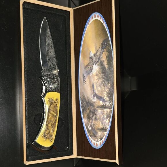 Folding Collectors KNIFE! Carving And Etchings On Handle And Blade. NWOT! - Picture 1 of 11